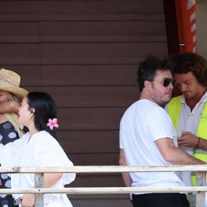 Exclusif - Laeticia Hallyday accompagnée de son compagnon Frédéric Suant et de sa fille Joy sont allés accueillir Jade à l'aéroport de Saint-Barthélemy-Rémy-de-Haenen où tout le monde se retrouve pour le 50ème anniversaire de Laeticia, à Saint-Jean, Saint-Barthélémy, Antilles françaises, France, le 15 mars 2025.