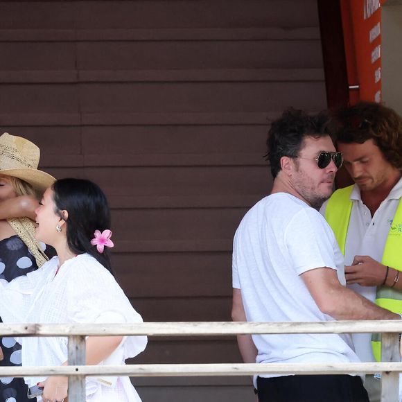 Exclusif - Laeticia Hallyday accompagnée de son compagnon Frédéric Suant et de sa fille Joy sont allés accueillir Jade à l'aéroport de Saint-Barthélemy-Rémy-de-Haenen où tout le monde se retrouve pour le 50ème anniversaire de Laeticia, à Saint-Jean, Saint-Barthélémy, Antilles françaises, France, le 15 mars 2025.