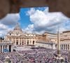 "Le Parisien" rapporte qu'il aurait préféré résider "au siège de son ordre", choisissant une vie plus modeste à celle fastueuse du palais.
18 mai 2025, Vatican, Vatikanstadt : les fidèles assistent à l'inauguration du nouveau pape Léon XIV sur la place Saint-Pierre. L'Américain Robert Francis Prevost est le premier pontife originaire des États-Unis. Photo : Michael Kappeler/dpa/ABACAPRESS.COM