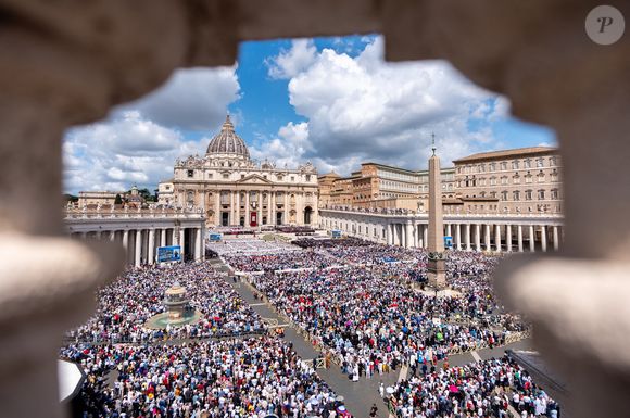 "Le Parisien" rapporte qu'il aurait préféré résider "au siège de son ordre", choisissant une vie plus modeste à celle fastueuse du palais.

18 mai 2025, Vatican, Vatikanstadt : les fidèles assistent à l'inauguration du nouveau pape Léon XIV sur la place Saint-Pierre. L'Américain Robert Francis Prevost est le premier pontife originaire des États-Unis. Photo : Michael Kappeler/dpa/ABACAPRESS.COM