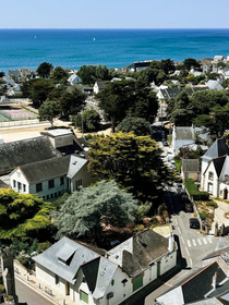 Située sur une île de moins de 500 habitants, la maison de famille de l'épouse d'un grand acteur français est peu accessible