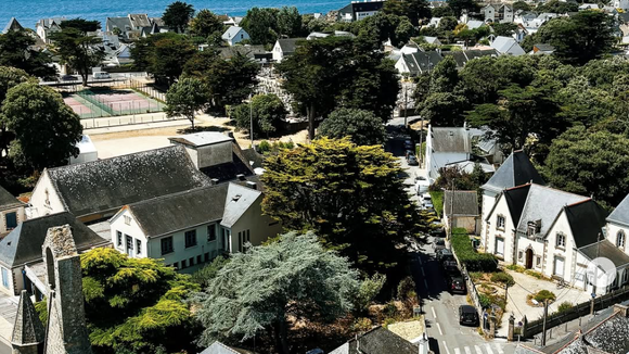 Située sur une île de moins de 500 habitants, la maison de famille de l'épouse d'un grand acteur français est peu accessible