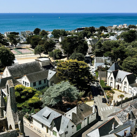 Située sur une île de moins de 500 habitants, la maison de famille de l'épouse d'un grand acteur français est peu accessible