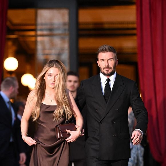 Elle a 13 ans, et déjà une horde de photographes qui ont leurs objectifs braqués sur elle. 

David Beckham et sa fille Harper Seven sortent de l'hôtel La Réserve Paris - Hotel and Spa pour se rendre au défilé de Victoria en marge de la Fashion Week de Paris (PFW), à Paris © Pierre Perusseau/Bestimage