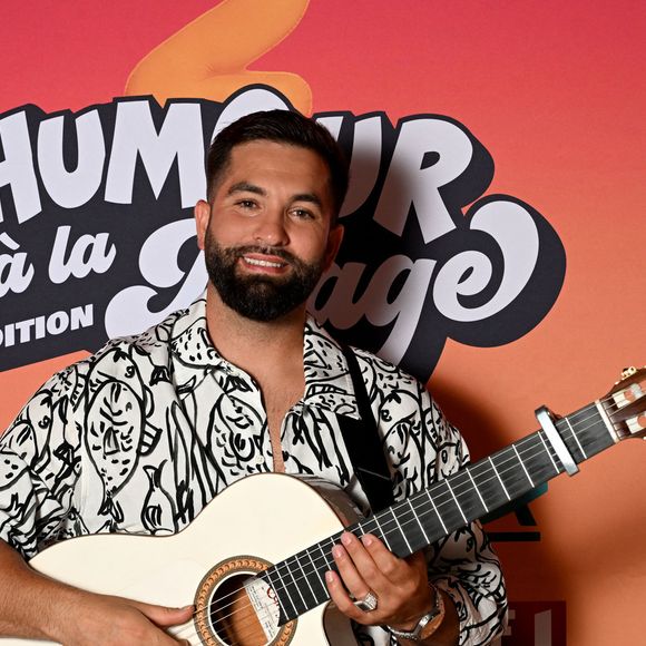 Exclusif - Kendji Girac au photocall lors de l'enregistrement de l'émission "L'humour à la plage" pour la 2eme édition du festival de Juan les Pins à la pinède Gould le 27 juin 2025.  © Bruno Bebert / Bestimage