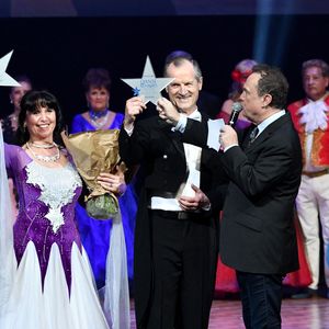 Julien Lepers, à 75 ans, conserve toute son énergie et son enthousiasme. 

Exclusif - Eric Ciotti, le député de la 1ère circonscription des Alpes-Maritimes, Christine et Gérard Boniol et Linda Hardy durant la 7ème édition du grand concours départemental "Danse avec les seniors" dans la salle Apollon du palais Acropolis à Nice le 6 février 2022. © Bruno Bebert/Bestimage