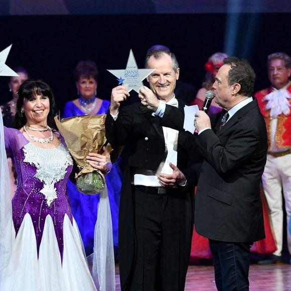 Julien Lepers, à 75 ans, conserve toute son énergie et son enthousiasme. 

Exclusif - Eric Ciotti, le député de la 1ère circonscription des Alpes-Maritimes, Christine et Gérard Boniol et Linda Hardy durant la 7ème édition du grand concours départemental "Danse avec les seniors" dans la salle Apollon du palais Acropolis à Nice le 6 février 2022. © Bruno Bebert/Bestimage