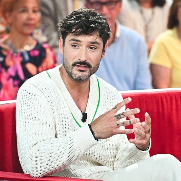 Révélé au grand public il y a plus de dix ans grâce au célèbre duo Fréro Delavega, Jérémy Frérot mène aujourd'hui une brillante carrière musicale en solo.

Exclusif - Jérémy Frérot - Enregistrement de l'émission "Vivement dimanche" au studio Gabriel, présentée par M.Drucker, et diffusée sur France 3.
© Guillaume Gaffiot / Bestimage