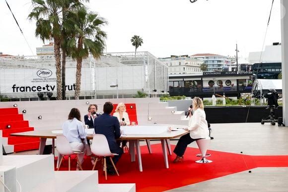 Exclusif - Flavie Flament, Charlotte Lipinska, Alex Jaffray, Samuel Ollivier et Camille Dahan sur le plateau de l'émission Télématin en marge du 78ème Festival International du Film de Cannes, France, le 22 mai 2025. © Jack Tribeca/Bestimage