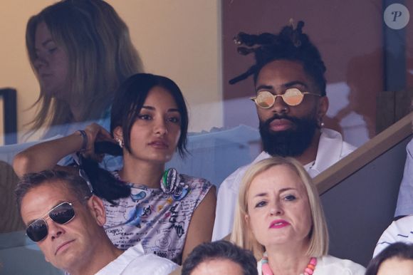 Fary et sa compagne Amina Muaddi - Célébrités en tribunes des Internationaux de France de tennis de Roland Garros 2023 à Paris le 11 juin 2023. © Jacovides-Moreau/Bestimage