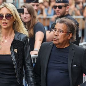 Laurent Voulzy et sa compagne Isaure Le Faou - Arrivées aux obsèques de Thierry Ardisson en l’église Saint-Roch de Paris, France, le 17 juillet 2025. © Clovis-Jacovides/Bestimage