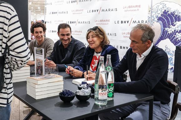 Olivier Kretz, Sandrine Kretz, Valentin Kretz, Raphael Kretz - Séance de dédicace de Family Kretz 'Bienvenue a l'Agence' au BHV Marais le 14 mai 2024 à Paris, France. Photo par Nasser Berzane/ABACAPRESS.COM