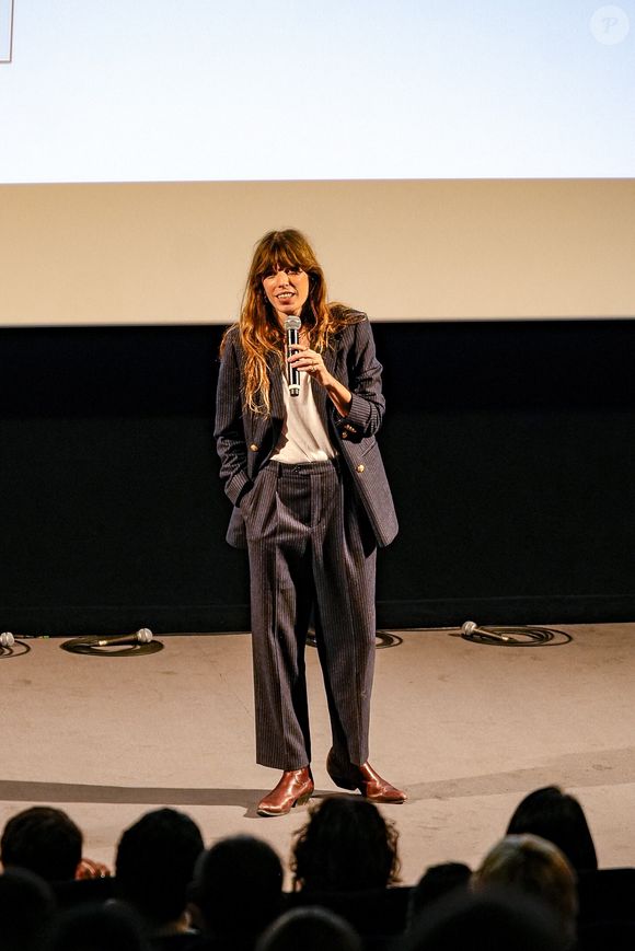 Lou Doillon présente le film Boxes réalisé par sa mère Jane Birkin lors du festival Lumière 2023 à Lyon le 22 octobre 2023. Comme sa mère était souvent absente, Lou raconte qu'elle portait ses t-shirt. Aujourd'hui, pour la présentation du film, elle en porte un de nouveau.

© Sandrine Thesillat / Panoramic / Bestimage