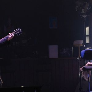 Jacques Dutronc et Thomas Dutronc en showcase de leur tournée "Dutronc & Dutronc" au Centre Evénementiel de Courbevoie le 11 avril 2022. Jacques et Thomas Dutronc se rejoignent sur scène pour une tournée unique !  Père et fils, monstres sacrés de la scène française, vous donnent rendez-vous pour des concerts exceptionnels sous le signe du partage et de la complicité. Deux artistes hors du commun à retrouver sur les routes de France. © Coadic Guirec/Bestimage