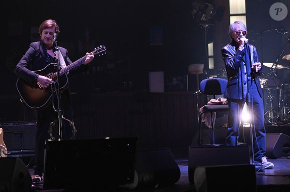 Jacques Dutronc et Thomas Dutronc en showcase de leur tournée "Dutronc & Dutronc" au Centre Evénementiel de Courbevoie le 11 avril 2022. Jacques et Thomas Dutronc se rejoignent sur scène pour une tournée unique !  Père et fils, monstres sacrés de la scène française, vous donnent rendez-vous pour des concerts exceptionnels sous le signe du partage et de la complicité. Deux artistes hors du commun à retrouver sur les routes de France. © Coadic Guirec/Bestimage