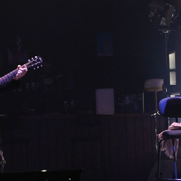 Jacques Dutronc et Thomas Dutronc en showcase de leur tournée "Dutronc & Dutronc" au Centre Evénementiel de Courbevoie le 11 avril 2022. Jacques et Thomas Dutronc se rejoignent sur scène pour une tournée unique !  Père et fils, monstres sacrés de la scène française, vous donnent rendez-vous pour des concerts exceptionnels sous le signe du partage et de la complicité. Deux artistes hors du commun à retrouver sur les routes de France. © Coadic Guirec/Bestimage