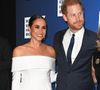 Elle y apparaît dans plusieurs looks luxueux signés Max Mara, Givenchy ou Gabriela Hearst.

Le prince Harry et Megan Markle au photocall de la soirée de gala "Robert F. Kennedy Human Rights Ripple of Hope 2022" à l'hôtel Hilton de New York City, New York, Etats-Unis, le 6 décembre 2022. Photo par Photo Press Service / BESTIMAGE