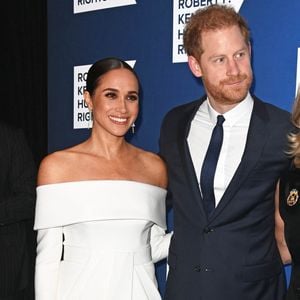 Elle y apparaît dans plusieurs looks luxueux signés Max Mara, Givenchy ou Gabriela Hearst.

Le prince Harry et Megan Markle au photocall de la soirée de gala "Robert F. Kennedy Human Rights Ripple of Hope 2022" à l'hôtel Hilton de New York City, New York, Etats-Unis, le 6 décembre 2022. Photo par Photo Press Service / BESTIMAGE