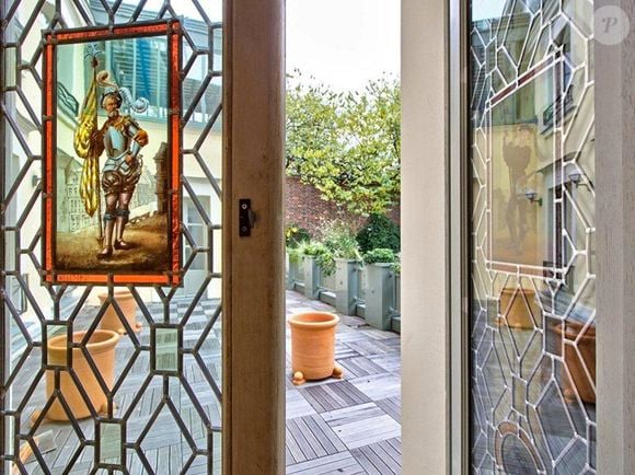 Longtemps envisagé comme un futur hôtel de prestige, le lieu dispose aussi d’une orangerie ouverte sur le jardin pouvant accueillir de nombreux convives. 

Info - Gérard Depardieu a vendu son hôtel particulier à Paris. Initialement affiché autour de 50 millions d'euros, il a finalement été cédé pour 22,6 millions d'euros à un acquéreur britannique - BI - No Credit - L'hôtel particulier de Gerard Depardieu en plein cœur de Saint-Germain-des-Pres est en vente le 12 Decembre 2012. "Propriete de 1800 m² habitables comprenant l'hotel de Chambon construit au XIXe siècle, inscrit aux Monuments historiques, agrementee d'un jardin et de terrasses. De l'autre cote du jardin, un second batiment de type loft, eclaire par un puits de lumière, superbe pièce d'architecture et de design [...] Ascenseur, balcon, piscine, cuisine equipee ", indique l'annonce. Sans preciser le montant demande... Selon nos informations, Depardieu aurait pris la decision de s'en separer voilà tout juste trois mois. Quant au prix, il se situerait aux environs de 50 M€ ! C'est en 2003 que l'acteur a acquis l'hôtel de Chambon, construit en 1820 pour le baron du meme nom. Il avait alors déposé un permis de construire afin de le renover et d'y installer les bureaux de sa société DD Productions. Il projetait aussi d'y emmenager des appartements pour recevoir ses amis.