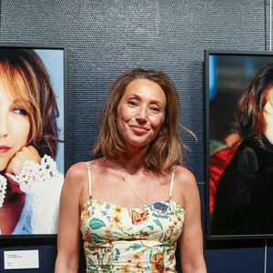Laura Smet, accompagnée des délégués généraux du festival FFA, Marie-France Brière et Dominique Besnehard, ancien agent de l'actrice et ami de longue date, et du maire d'Angoulême Xavier Bonnefont, inaugure la place en hommage à sa mère Nathalie Baye devant le cinéma CGR: au niveau du 30 rue Saint Roch, à Angoulême, France, le 20 août 2026 © Jean-Marc Lhomer/Bestimage