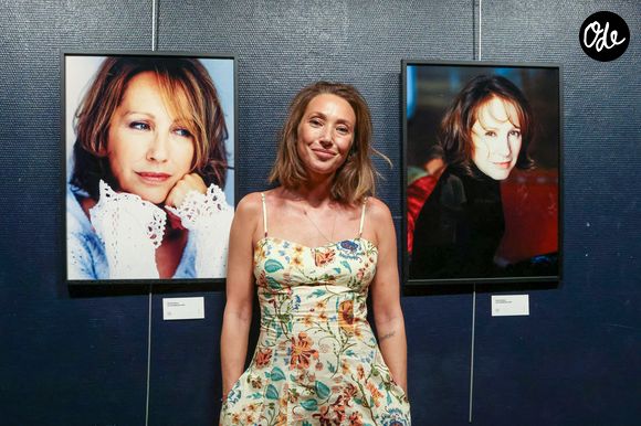 Laura Smet, accompagnée des délégués généraux du festival FFA, Marie-France Brière et Dominique Besnehard, ancien agent de l'actrice et ami de longue date, et du maire d'Angoulême Xavier Bonnefont, inaugure la place en hommage à sa mère Nathalie Baye devant le cinéma CGR: au niveau du 30 rue Saint Roch, à Angoulême, France, le 20 août 2026 © Jean-Marc Lhomer/Bestimage