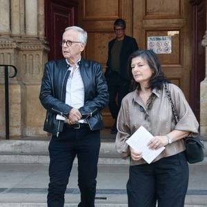 Fabrice Luchini et sa compagne Emmanuelle Garassino - Sorties des obsèques de Philippe Labro dans l'église de Saint-Germain-des-Prés à Paris le 13 juin 2025. © Dominique Jacovides - Christophe Clovis / Bestimage