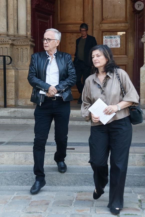 Fabrice Luchini et sa compagne Emmanuelle Garassino - Sorties des obsèques de Philippe Labro dans l'église de Saint-Germain-des-Prés à Paris le 13 juin 2025. © Dominique Jacovides - Christophe Clovis / Bestimage