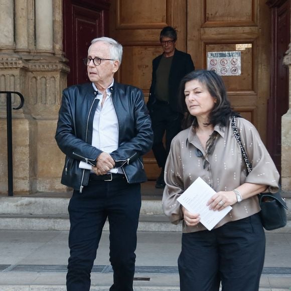 Fabrice Luchini et sa compagne Emmanuelle Garassino - Sorties des obsèques de Philippe Labro dans l'église de Saint-Germain-des-Prés à Paris le 13 juin 2025. © Dominique Jacovides - Christophe Clovis / Bestimage