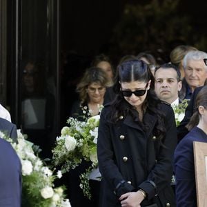 Cylia Chasman et sa soeur Shana Chasman, les filles de la défunte, et leur père, Steven Chasman, l'ex-mari de N.Farès - Sortie des obsèques de Nadia Farès en l'église Saint-Jean-de-Montmartre à Paris, le 24 avril 2026. N.Farès est décédée le 17 avril 2026 quelques jours après un "incident cardiaque" survenu le 12 avril 2026 dans la piscine du complexe sportif, Blanche (9ème).
