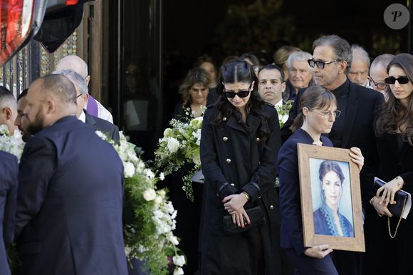 Cylia Chasman et sa soeur Shana Chasman, les filles de la défunte, et leur père, Steven Chasman, l'ex-mari de N.Farès - Sortie des obsèques de Nadia Farès en l'église Saint-Jean-de-Montmartre à Paris, le 24 avril 2026. N.Farès est décédée le 17 avril 2026 quelques jours après un "incident cardiaque" survenu le 12 avril 2026 dans la piscine du complexe sportif, Blanche (9ème).