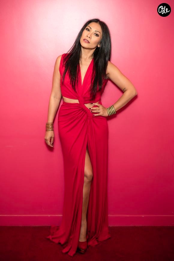 Le couple s’est marié à Bali en août 2018 lors d’une cérémonie intime.

Anggun en backstage de l'enregistrement de l'émission "Serge Lama, le dernier rappel" présentée par F. Bollaert, diffusée le vendredi 21 novembre 2025 sur France 3 à 21h10, au théâtre Marigny à Paris, France, le 29 avril 2025. © Clovis-Moreau/Bestimage