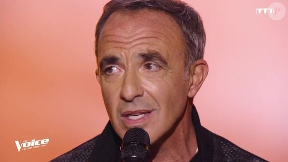 Très stressé en coulisses, il a chanté Le Métèque en grec.

Nikos Aliagas sur le plateau de l'émission "The Voice"