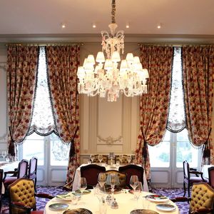 Et aujourd'hui, l'hôtel particulier qui abritait le restaurant est mis en vente.

Le grand chef Français Joël Robuchon pose en Novembre 2014 le jour de l'ouverture de son palace cinq étoiles, l'hôtel et le restaurant "La grande maison" dans le centre ville de Bordeaux. Des la première année d'ouverture le restaurant du chef a obtenu le 1 Fevrier 2016 deux étoiles au guide Michelin et le titre de meilleur restaurant d'Europe dans la categorie luxe. © Patrick Bernard-Quentin Salinier/ Bestimage