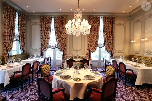 Et aujourd'hui, l'hôtel particulier qui abritait le restaurant est mis en vente.

Le grand chef Français Joël Robuchon pose en Novembre 2014 le jour de l'ouverture de son palace cinq étoiles, l'hôtel et le restaurant "La grande maison" dans le centre ville de Bordeaux. Des la première année d'ouverture le restaurant du chef a obtenu le 1 Fevrier 2016 deux étoiles au guide Michelin et le titre de meilleur restaurant d'Europe dans la categorie luxe. © Patrick Bernard-Quentin Salinier/ Bestimage