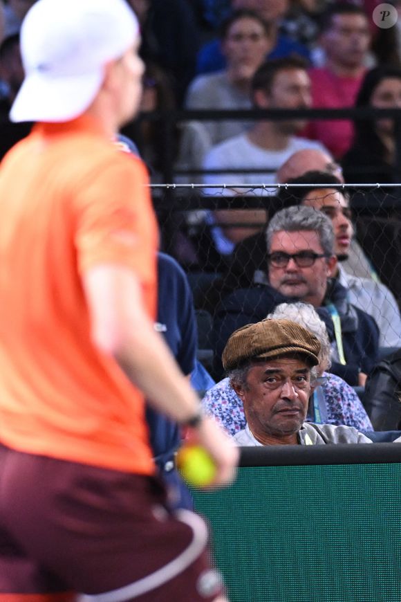 Yannick Noah (FRA) et son fils soutenant Ugo Humbert (FRA) lors de son quart de finale au Rolex Paris Masters 2024 à l'Accor Arena à Paris, France, le 1er novembre 2024. Photo par Corinne Dubreuil/ABACAPRESS.COM