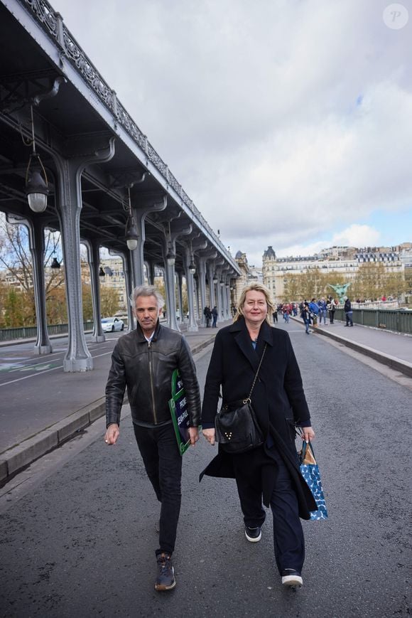 Paul Belmondo, Luana - Inauguration de "La promenade Jean-Paul Belmondo" au terre-plein central du pont de Bir-Hakeim, ouvrage public communal situé sous le viaduc du métro aérien, à Paris (15e, 16e) le 12 avril 2023. © Cyril Moreau/Bestimage