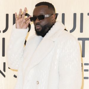 Si vous vous demandez ce que ça fait d'être dans la peau de Gims pendant une journée, ne vous posez plus la question.
Maître Gims – Photocall du Défilé de mode Louis Vuitton Collection Hommes Automne Hiver Printemps-Été dans le cadre de la Fashion Week de Paris, France. © Olivier Borde / Bestimage