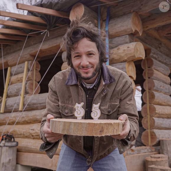 Et c'est dans ce projet que le chanteur est maintenant focalisé

Vianney sur le chantier de sa cabane en bois en pleine nature. Photo publiée sur Instagram le 15 février 2026.