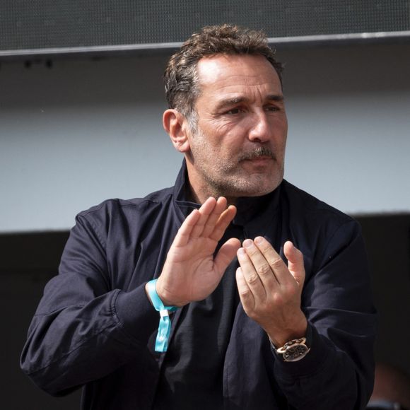Gilles Lellouche en tribunes lors de la finale messieurs des Internationaux de France de Tennis de Roland Garros 2025 (jour 15), à Paris, France, le 8 juin 2025. © Cyril Moreau/Bestimage