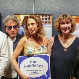 Laura Smet, accompagnée des délégués généraux du festival FFA, Marie-France Brière et Dominique Besnehard, ancien agent de l'actrice et ami de longue date, et du maire d'Angoulême Xavier Bonnefont, inaugure la place en hommage à sa mère Nathalie Baye devant le cinéma CGR: au niveau du 30 rue Saint Roch, à Angoulême, France, le 20 août 2026 © Jean-Marc Lhomer/Bestimage