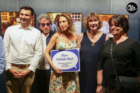 Laura Smet, accompagnée des délégués généraux du festival FFA, Marie-France Brière et Dominique Besnehard, ancien agent de l'actrice et ami de longue date, et du maire d'Angoulême Xavier Bonnefont, inaugure la place en hommage à sa mère Nathalie Baye devant le cinéma CGR: au niveau du 30 rue Saint Roch, à Angoulême, France, le 20 août 2026 © Jean-Marc Lhomer/Bestimage