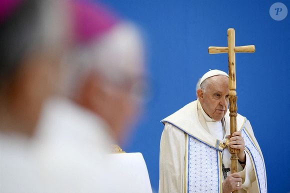 Rétro - Le pape François est décédé à l'âge de 88 ans.
Jorge Mario Bergoglio, plus connu sous son nom de règne, François, est mort ce lundi 21 avril à 88 ans. Né en 1936 à Buenos Aires en Argentine, Jorge Mario Bergoglio était le premier pape non-européen depuis le VIIIe siècle.
Photo : Backgrid UK/ Bestimage
