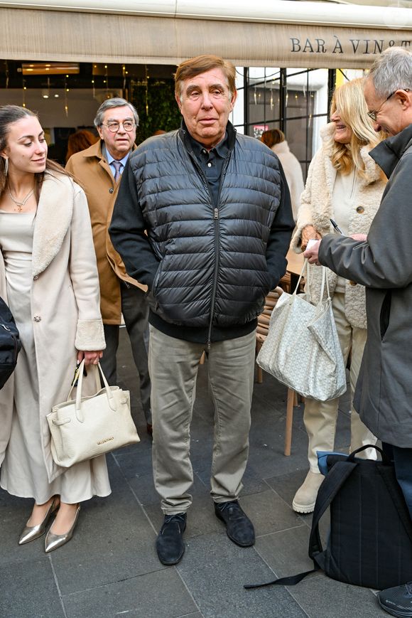 Jean-Pierre Foucault et sa femme Evelyne Jarre aux obsèques d'Evelyne Leclercq dans la cathédrale Sainte-Réparate de Nice, France, le 13 janvier 2026. Une tenue blanche ou claire est souhaitée pour la cérémonie. Ni fleurs, ni couronnes. Selon la volonté de la défunte Evelyne, des dons en faveur du pôle cancérologie Arnault Tzanck pourront être effectués par chèque à l'ordre de FDD AAT ou via un lien numérique HelloAsso - Campagne de dons, Institut du Cancer de Mougins. © Bruno Bebert/Bestimage