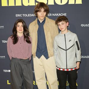 Si dans le film Simon Boublil joue le fils de Camille Cottin et Louis Garrel, dans la vraie vie, il est issu d'une famille très influente dans le monde de la culture et du spectacle.
Jeanne Lamartine, Alexis Rosenstiehl et Simon Boublil - Première du film "Juste une illusion" au cinéma Le Grand Rex à Paris le 22 mars 2026. © Coadic Guirec/Bestimage