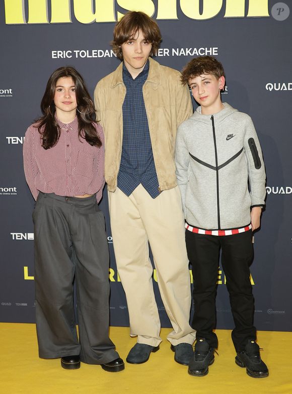 Si dans le film Simon Boublil joue le fils de Camille Cottin et Louis Garrel, dans la vraie vie, il est issu d'une famille très influente dans le monde de la culture et du spectacle.

Jeanne Lamartine, Alexis Rosenstiehl et Simon Boublil - Première du film "Juste une illusion" au cinéma Le Grand Rex à Paris le 22 mars 2026. © Coadic Guirec/Bestimage