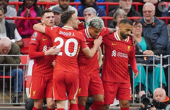 Luis Diaz (centre droit) de Liverpool célèbre avec Andrew Robertson (gauche), Diogo Jota et Mohamed Salah (droite) après avoir marqué le premier but du match lors du match de Premier League à Anfield, Liverpool. Date de la photo : dimanche 25 août 2024. ... Liverpool v Brentford - Premier League - Anfield ... 25-08-2024 ... Liverpool ... Royaume-Uni ... Le crédit photo doit être lu : Peter Byrne/PA Wire.