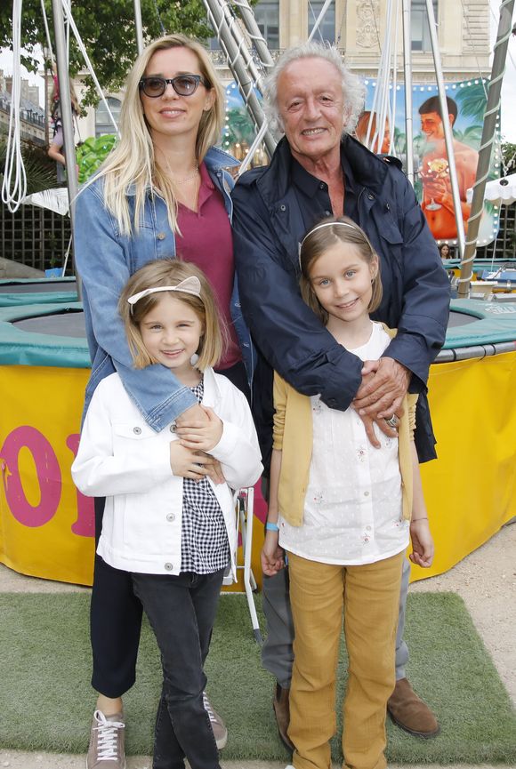 Didier Barbelivien, sa femme Laure et leurs filles Louise et Lola - Soirée d'inauguration de la 36ème Fête Foraine des Tuileries au Jardin des Tuileries à Paris. Le 21 juin 2019
© Marc Ausset-Lacroix / Bestimage