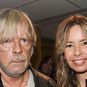 Le jour de l’inauguration, le chanteur est présent aux côtés de Romane Serda, entouré d’enfants portant des bandanas rouges. 

Exclusif - Le chanteur Renaud (Renaud Séchan) et son ex-femme Romane Serda - People au concert de Dave à Bobino à Paris le 18 novembre 2019. © Coadic Guirec/Bestimage