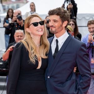 Après la naissance de son premier enfant avec Niels Schneider, la comédienne a d'ailleurs rapidement retrouvé une silhouette tonique.

Virginie Efira et son compagnon Niels Schneider - Montée des marches du film « L’inconnue» lors du 79ème Festival International du Film de Cannes, le 18 mai 2026. 

© Jacovides-Moreau / Bestimage