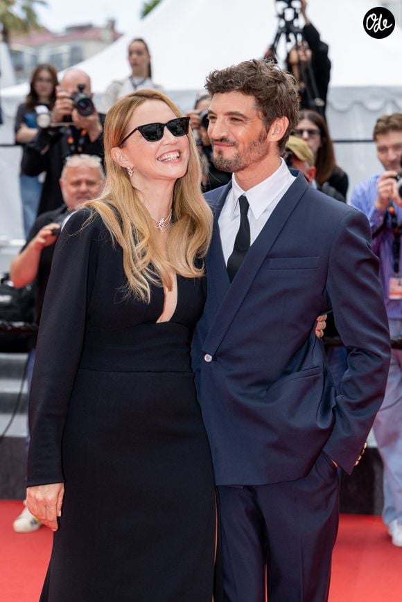 Après la naissance de son premier enfant avec Niels Schneider, la comédienne a d'ailleurs rapidement retrouvé une silhouette tonique.

Virginie Efira et son compagnon Niels Schneider - Montée des marches du film « L’inconnue» lors du 79ème Festival International du Film de Cannes, le 18 mai 2026. 

© Jacovides-Moreau / Bestimage